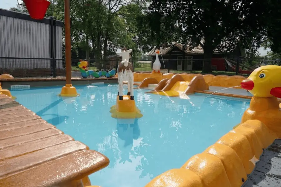 Naturistencamping met peuterbad